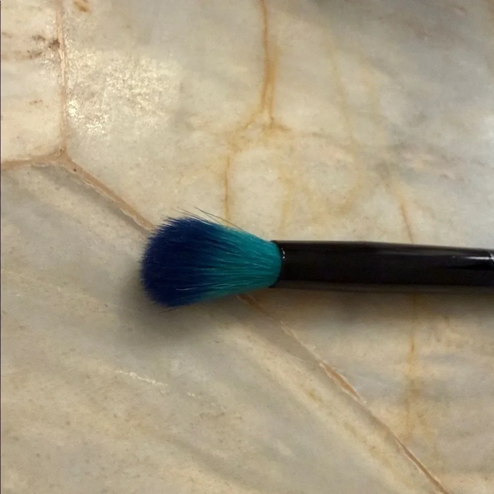 Eye Blending Brush - Black Handle with Blue Bristles